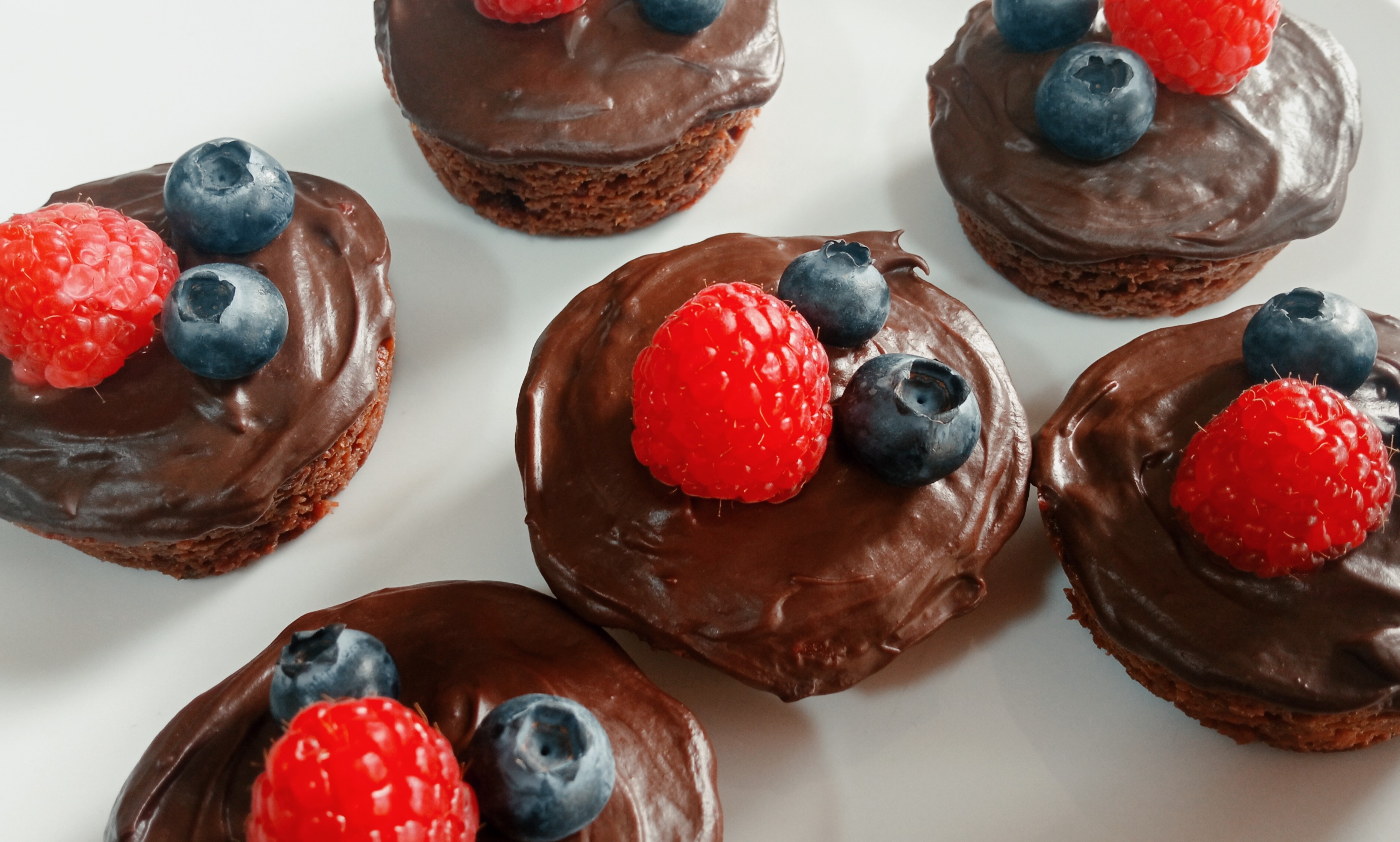 Red velvet com cobertura de chocolate negro e frutos vermelhos
