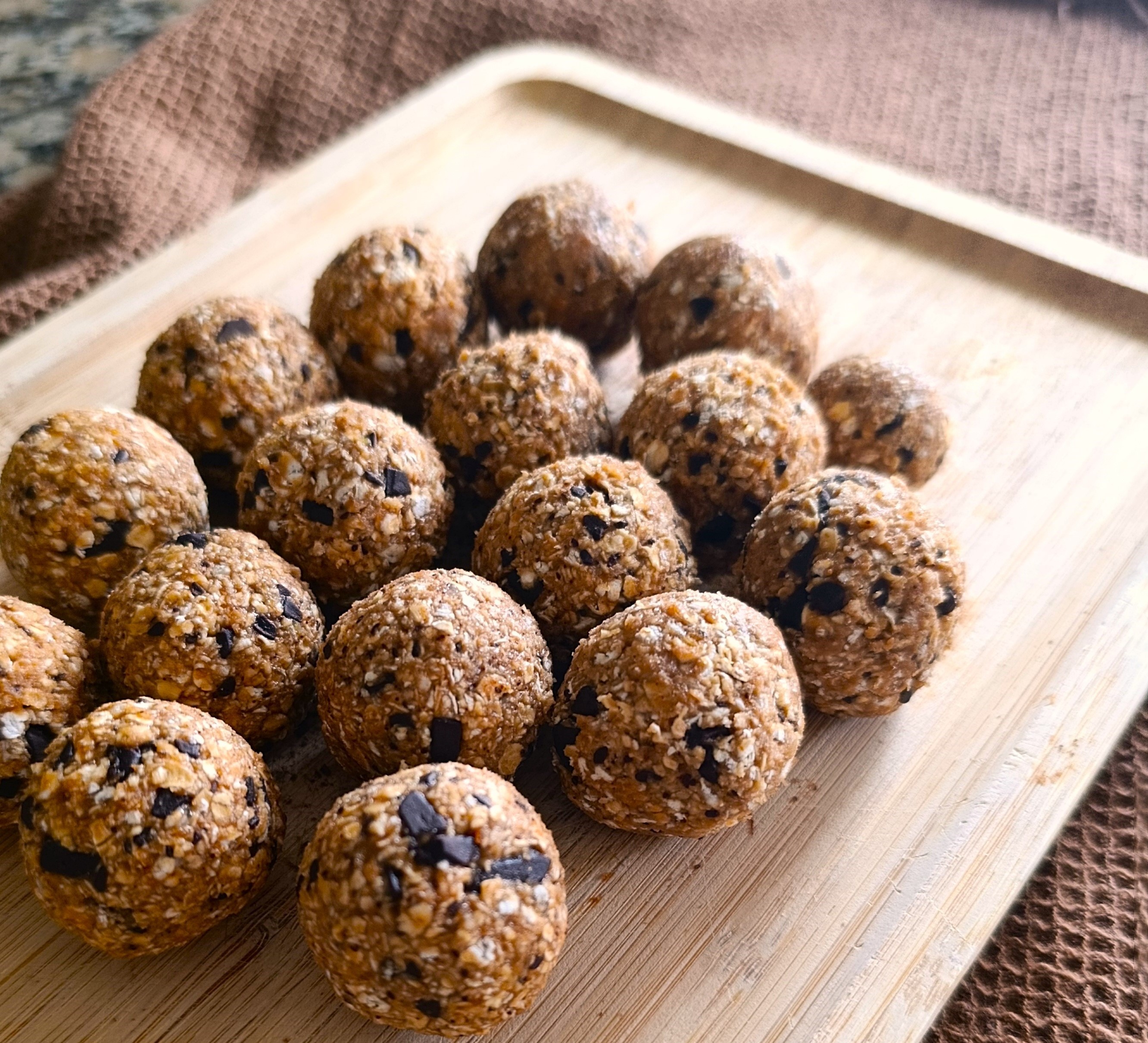 Bolas energéticas de chocolate negro e amendoim