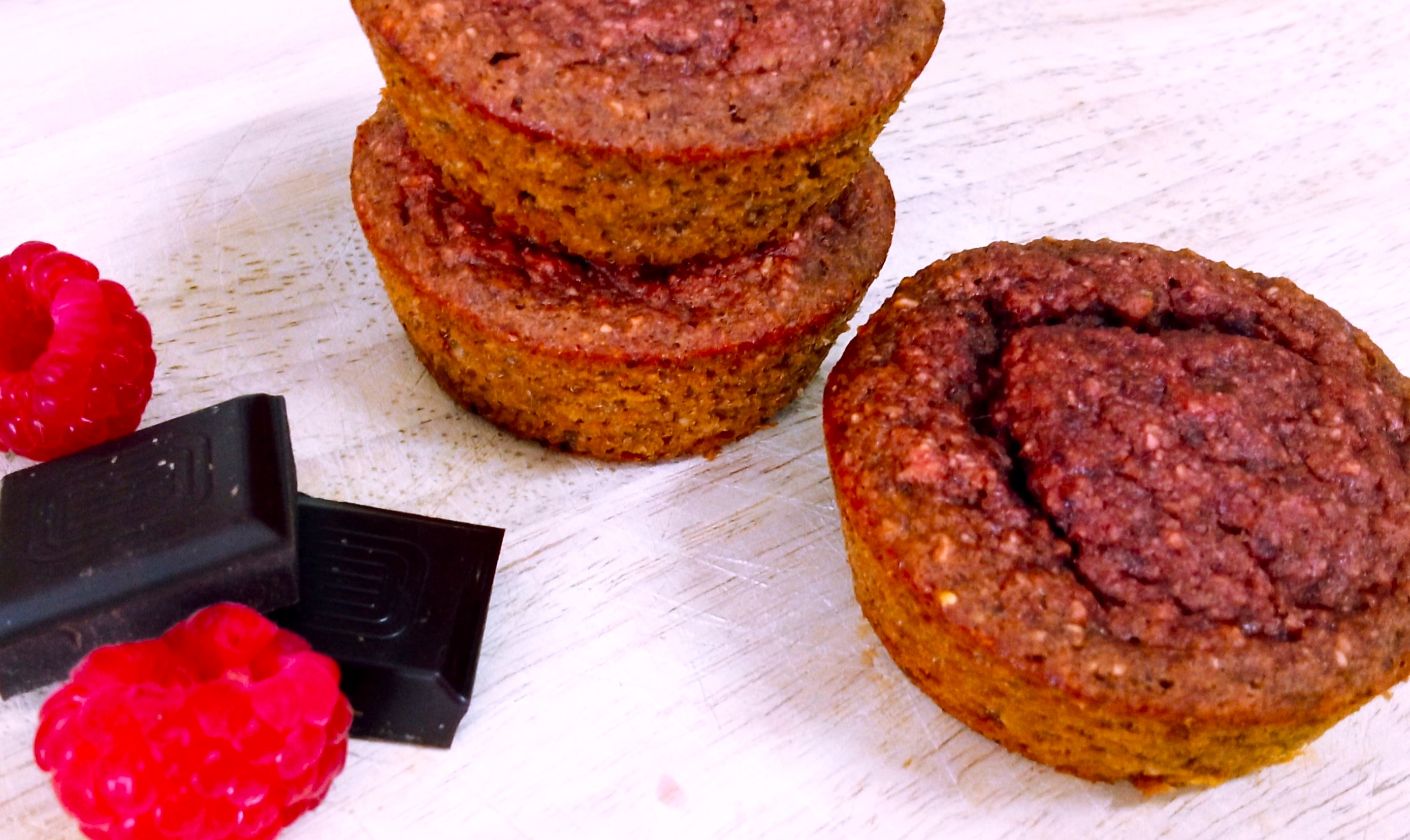 Red velvet com cobertura de chocolate negro e frutos vermelhos