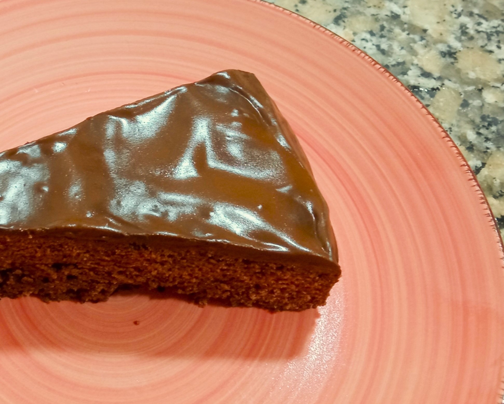 Bolo delícia de cacau com cobertura de chocolate negro