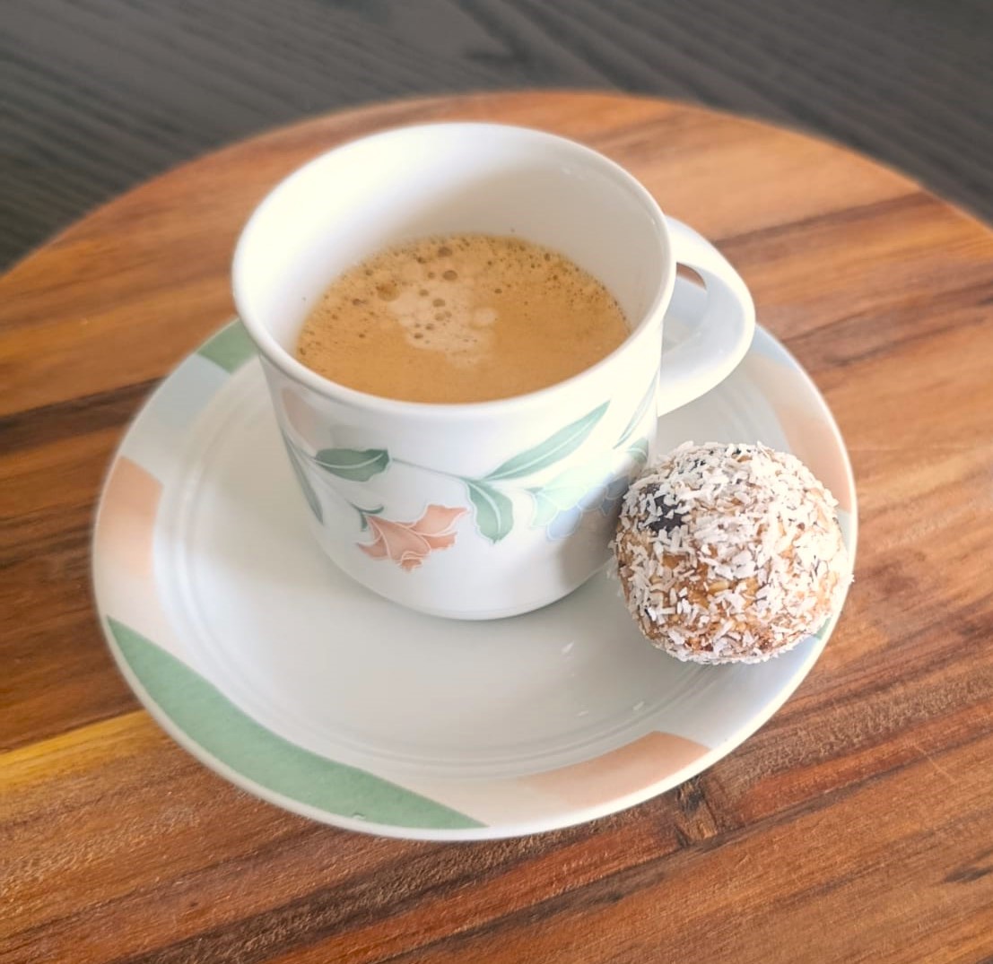Bolas energéticas de chocolate negro e amendoim